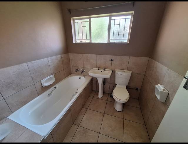 4 BEDROOM HOUSE FOR SALE IN VANDERBIJLPARK SE 6